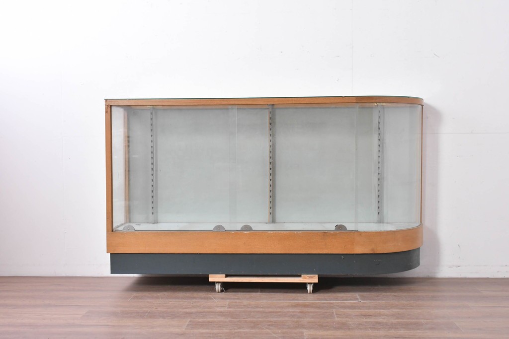 和製ヴィンテージ　伊藤洋家具店　木製フレームと曲げガラスのショーケース　(R-086747)
