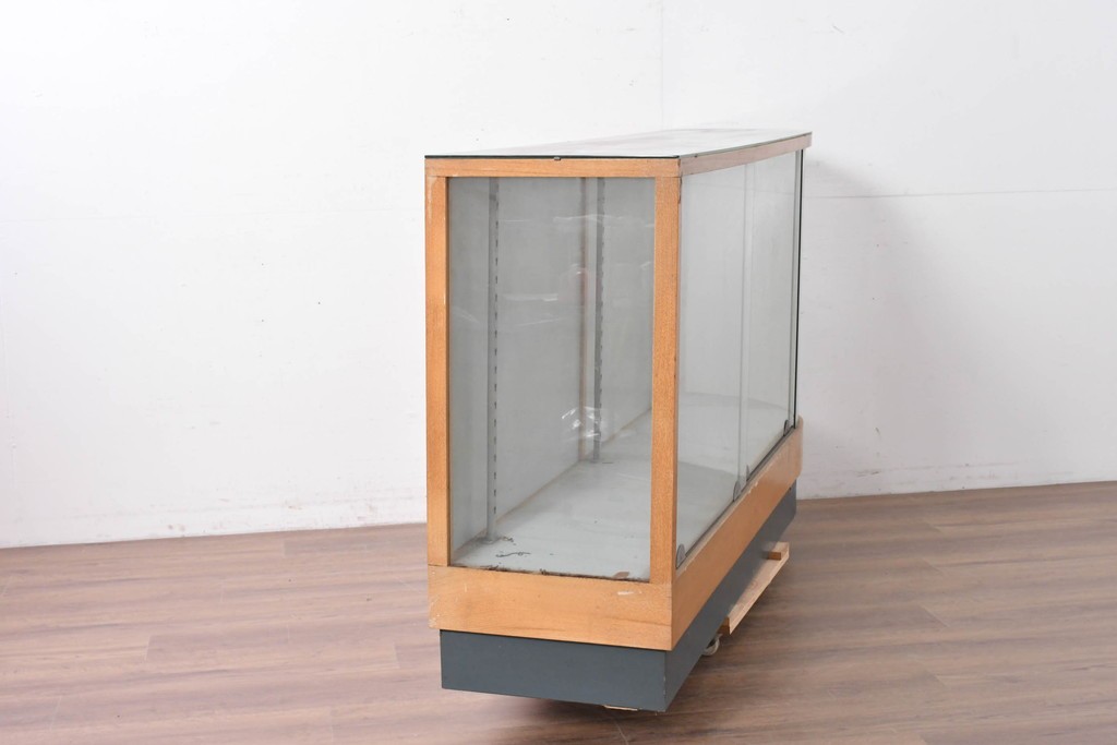 和製ヴィンテージ　伊藤洋家具店　木製フレームと曲げガラスのショーケース　(R-086747)
