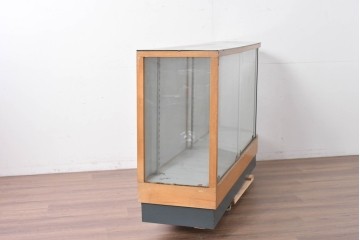 和製ヴィンテージ　伊藤洋家具店　木製フレームと曲げガラスのショーケース　(R-086747)