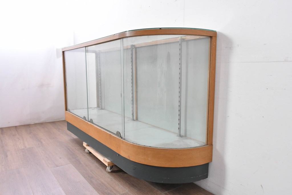 和製ヴィンテージ　伊藤洋家具店　木製フレームと曲げガラスのショーケース　(R-086747)