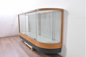 和製ヴィンテージ　伊藤洋家具店　木製フレームと曲げガラスのショーケース　(R-086747)