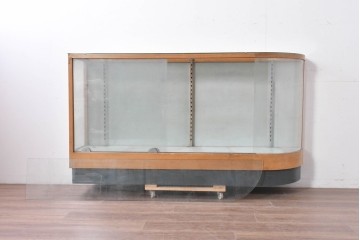 和製ヴィンテージ　伊藤洋家具店　木製フレームと曲げガラスのショーケース　(R-086747)