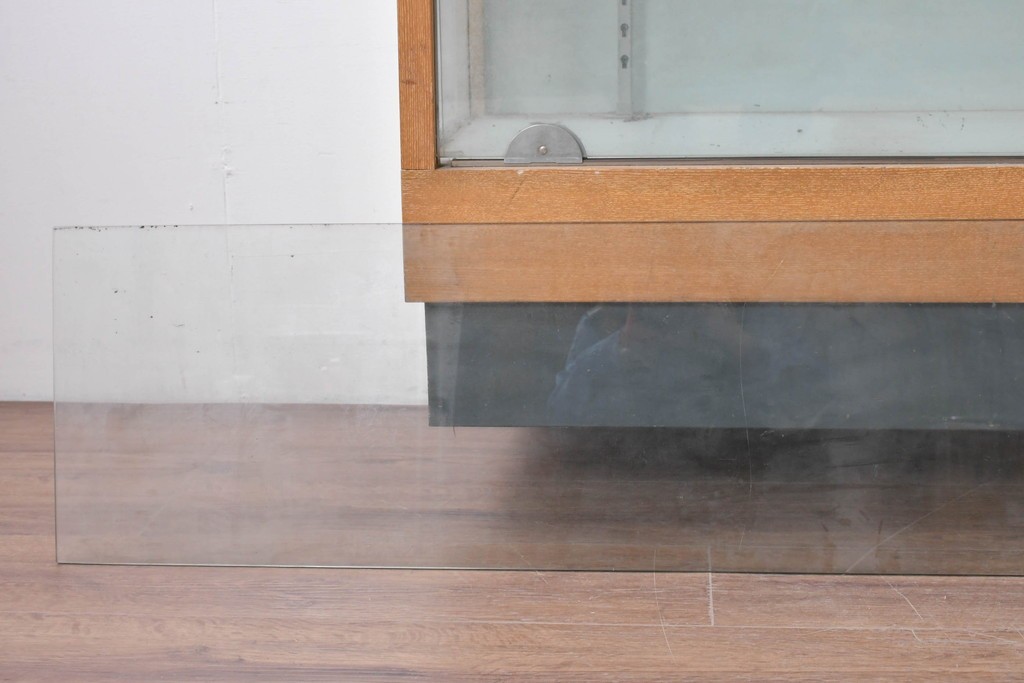 和製ヴィンテージ　伊藤洋家具店　木製フレームと曲げガラスのショーケース　(R-086747)