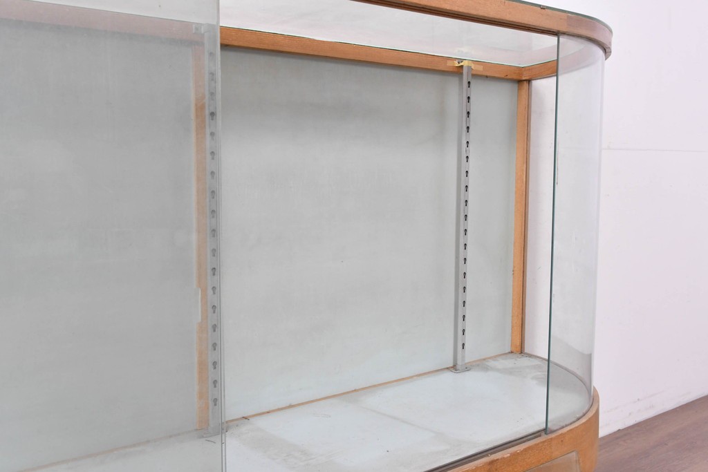 和製ヴィンテージ　伊藤洋家具店　木製フレームと曲げガラスのショーケース　(R-086747)