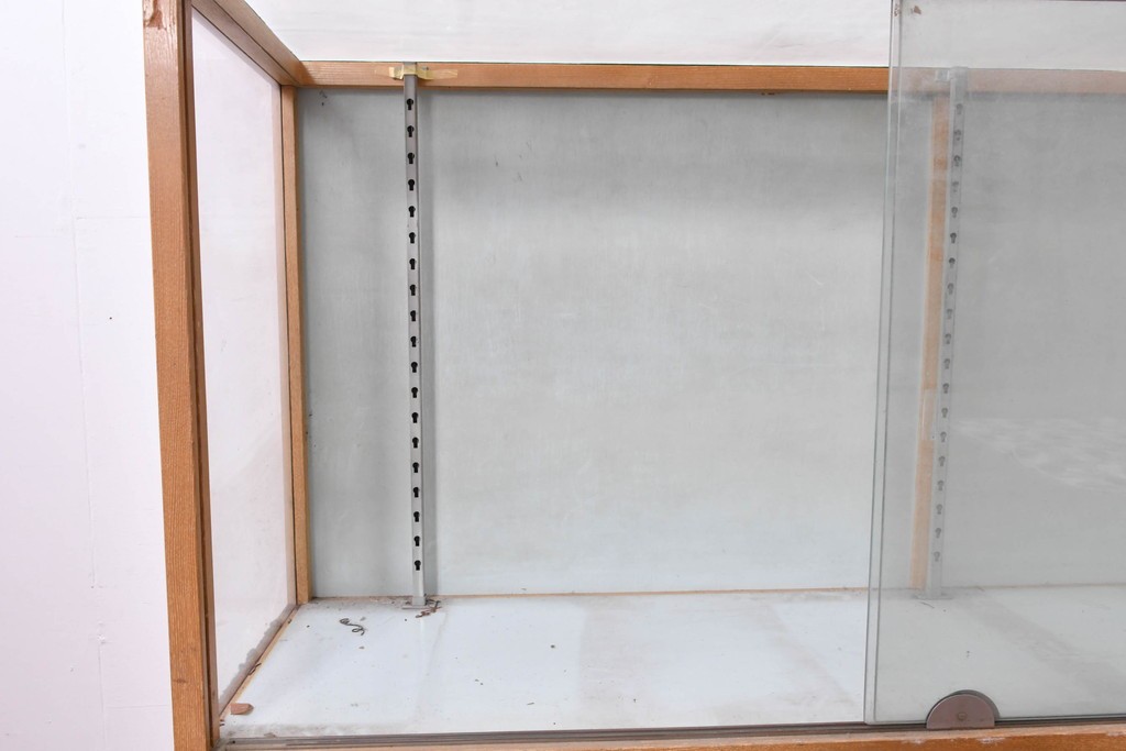 和製ヴィンテージ　伊藤洋家具店　木製フレームと曲げガラスのショーケース　(R-086747)