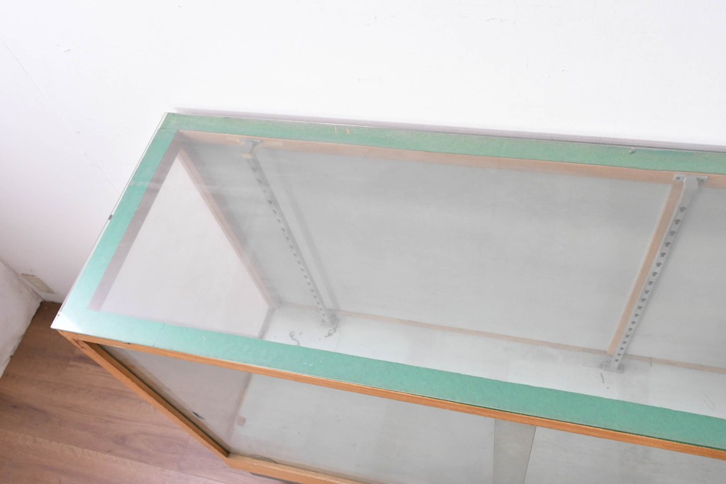 和製ヴィンテージ　伊藤洋家具店　木製フレームと曲げガラスのショーケース　(R-086747)