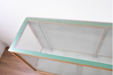 和製ヴィンテージ　伊藤洋家具店　木製フレームと曲げガラスのショーケース　(R-086747)