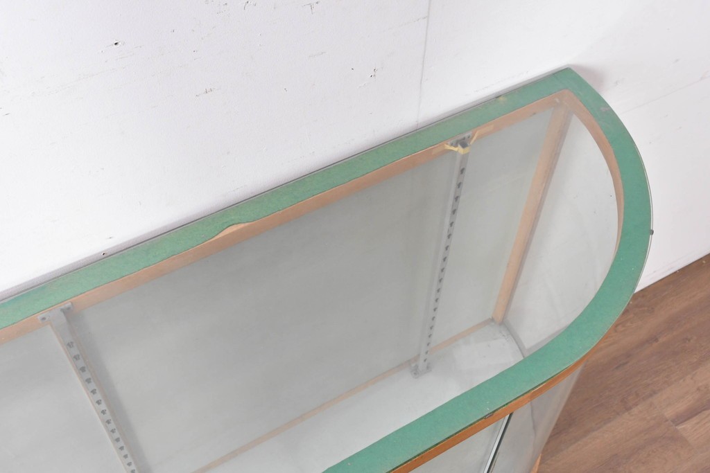 和製ヴィンテージ　伊藤洋家具店　木製フレームと曲げガラスのショーケース　(R-086747)