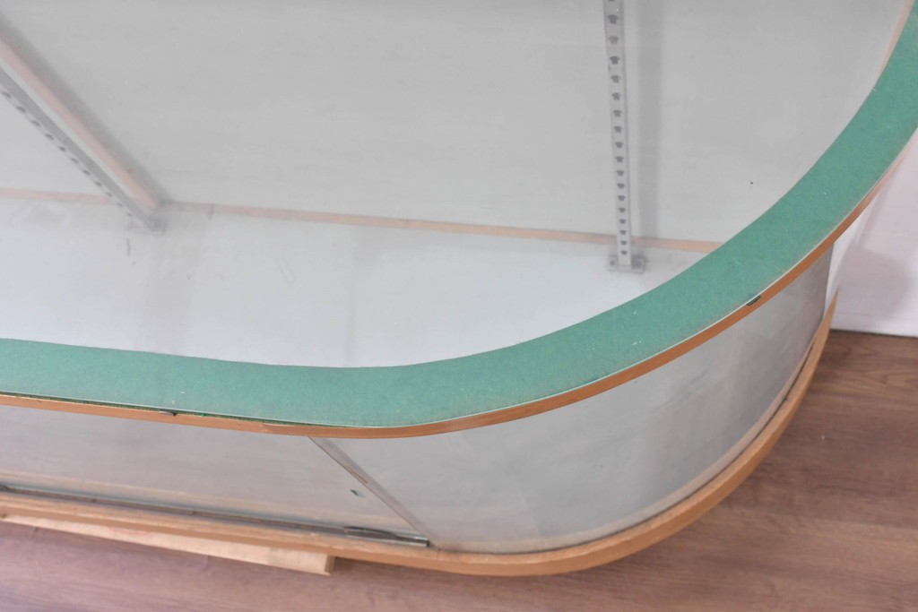 和製ヴィンテージ　伊藤洋家具店　木製フレームと曲げガラスのショーケース　(R-086747)