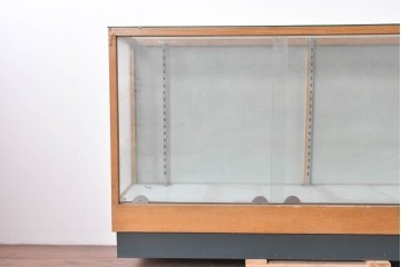 和製ヴィンテージ　伊藤洋家具店　木製フレームと曲げガラスのショーケース　(R-086747)