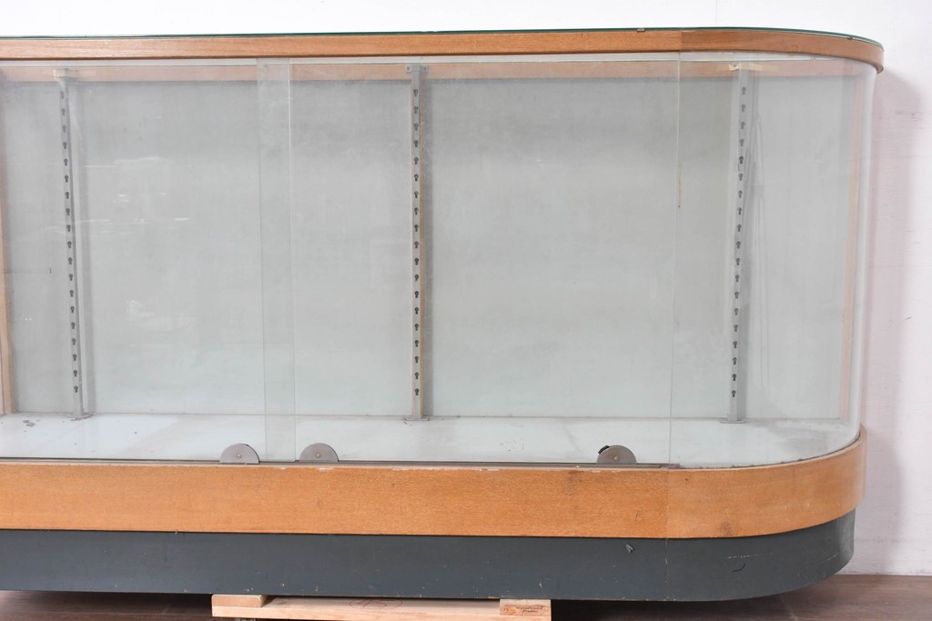 和製ヴィンテージ　伊藤洋家具店　木製フレームと曲げガラスのショーケース　(R-086747)