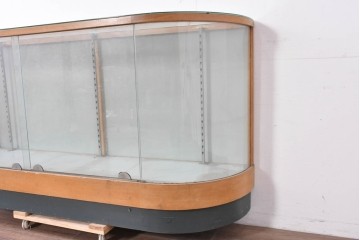和製ヴィンテージ　伊藤洋家具店　木製フレームと曲げガラスのショーケース　(R-086747)