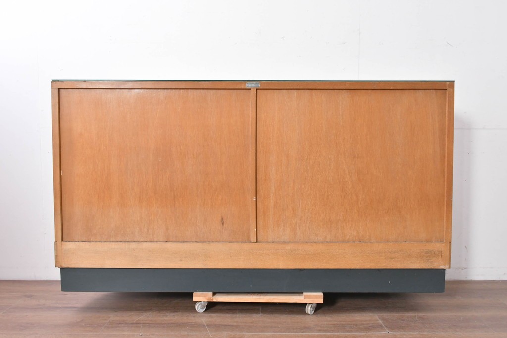 和製ヴィンテージ　伊藤洋家具店　木製フレームと曲げガラスのショーケース　(R-086747)