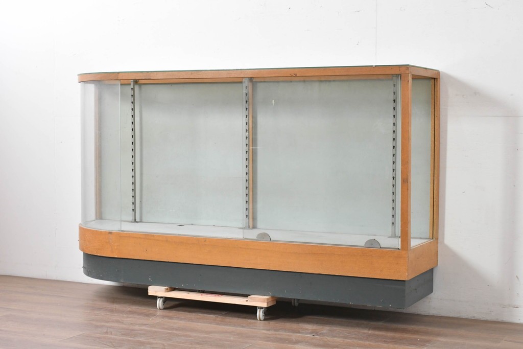 和製ヴィンテージ　伊藤洋家具店　木製フレームと曲げガラスのショーケース　(R-086748)