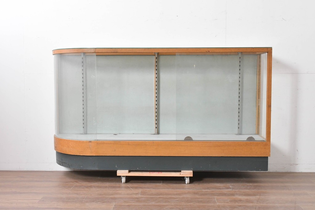 和製ヴィンテージ　伊藤洋家具店　木製フレームと曲げガラスのショーケース　(R-086748)