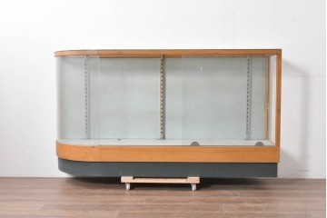 和製ヴィンテージ　伊藤洋家具店　木製フレームと曲げガラスのショーケース　(R-086748)