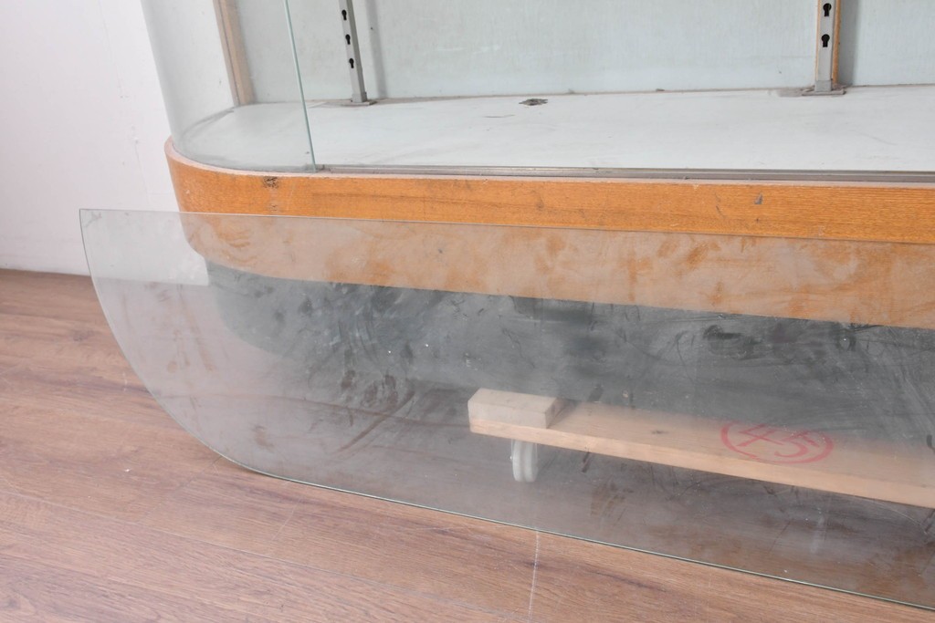 和製ヴィンテージ　伊藤洋家具店　木製フレームと曲げガラスのショーケース　(R-086748)