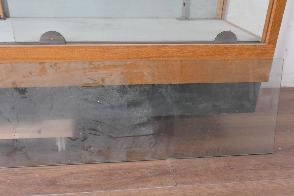 和製ヴィンテージ　伊藤洋家具店　木製フレームと曲げガラスのショーケース　(R-086748)