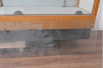 和製ヴィンテージ　伊藤洋家具店　木製フレームと曲げガラスのショーケース　(R-086748)