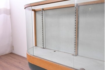 和製ヴィンテージ　伊藤洋家具店　木製フレームと曲げガラスのショーケース　(R-086748)