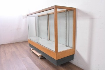 和製ヴィンテージ　伊藤洋家具店　木製フレームと曲げガラスのショーケース　(R-086748)