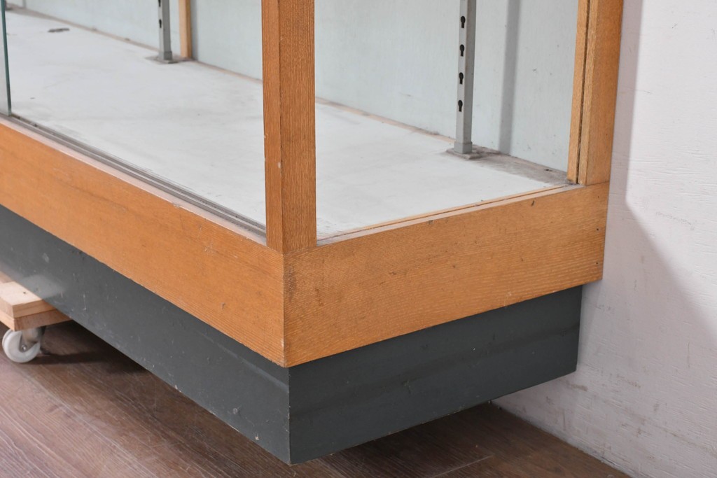 和製ヴィンテージ　伊藤洋家具店　木製フレームと曲げガラスのショーケース　(R-086748)