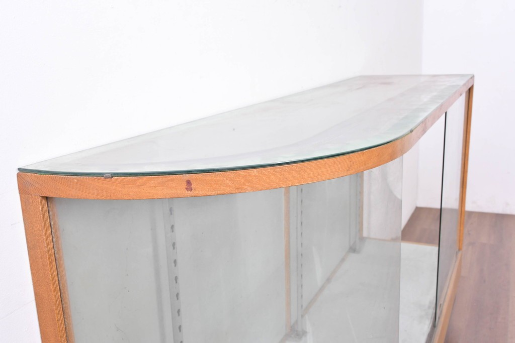 和製ヴィンテージ　伊藤洋家具店　木製フレームと曲げガラスのショーケース　(R-086748)