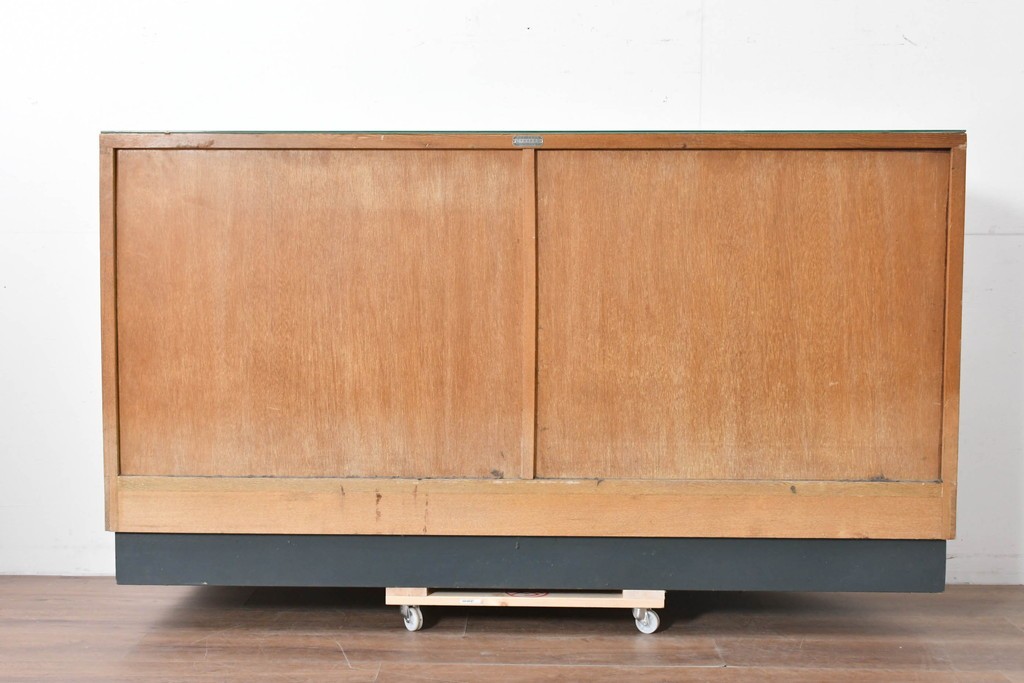 和製ヴィンテージ　伊藤洋家具店　木製フレームと曲げガラスのショーケース　(R-086748)