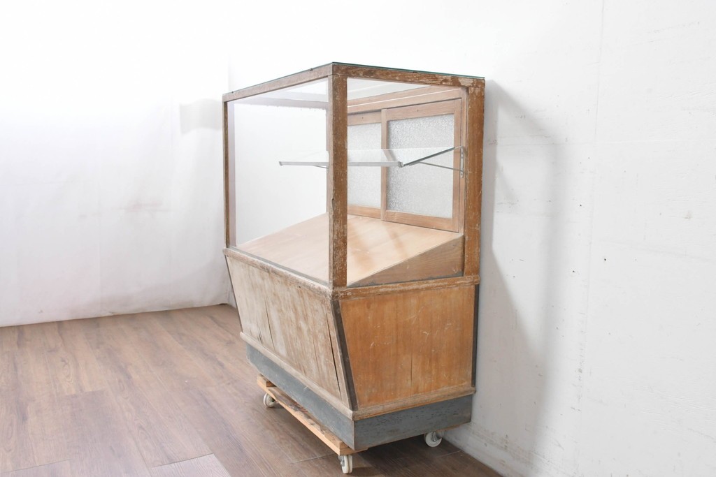 和製ヴィンテージ　新藤ケース店　レトロ感が可愛らしい木製フレームのガラスショーケース　(R-086749)