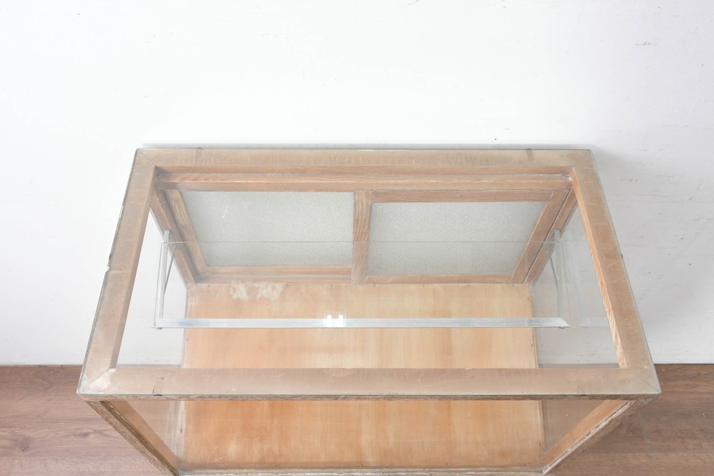 和製ヴィンテージ　新藤ケース店　レトロ感が可愛らしい木製フレームのガラスショーケース　(R-086749)