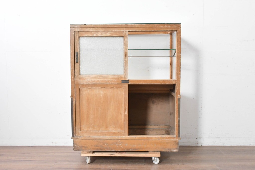 和製ヴィンテージ　新藤ケース店　レトロ感が可愛らしい木製フレームのガラスショーケース　(R-086749)