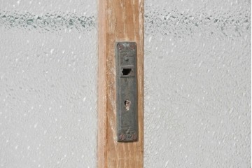 和製ヴィンテージ　新藤ケース店　レトロ感が可愛らしい木製フレームのガラスショーケース　(R-086749)