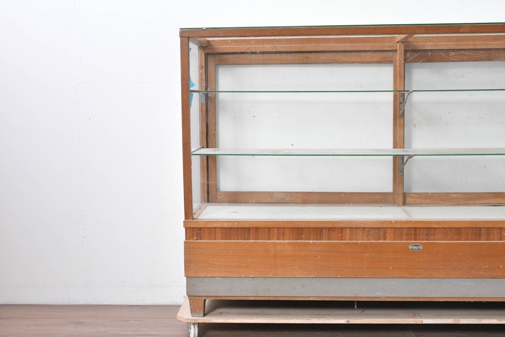 和製ヴィンテージ　楢(ナラ)材の木枠と広いガラス面が魅力のガラスショーケース　(R-086750)