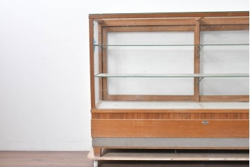 和製ヴィンテージ　楢(ナラ)材の木枠と広いガラス面が魅力のガラスショーケース　(R-086750)