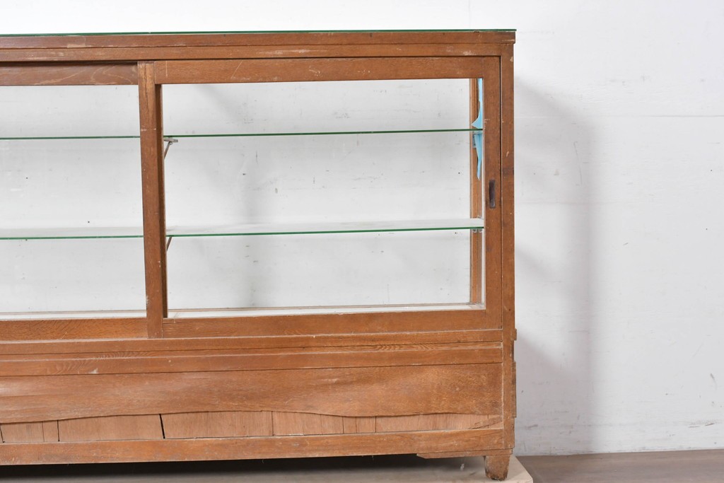 和製ヴィンテージ　楢(ナラ)材の木枠と広いガラス面が魅力のガラスショーケース　(R-086750)