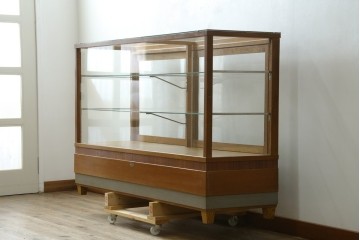 和製ヴィンテージ　楢(ナラ)材の木枠と広いガラス面が魅力のガラスショーケース　(R-086750)