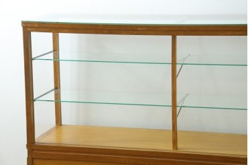 和製ヴィンテージ　楢(ナラ)材の木枠と広いガラス面が魅力のガラスショーケース　(R-086750)