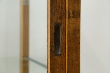 和製ヴィンテージ　楢(ナラ)材の木枠と広いガラス面が魅力のガラスショーケース　(R-086750)
