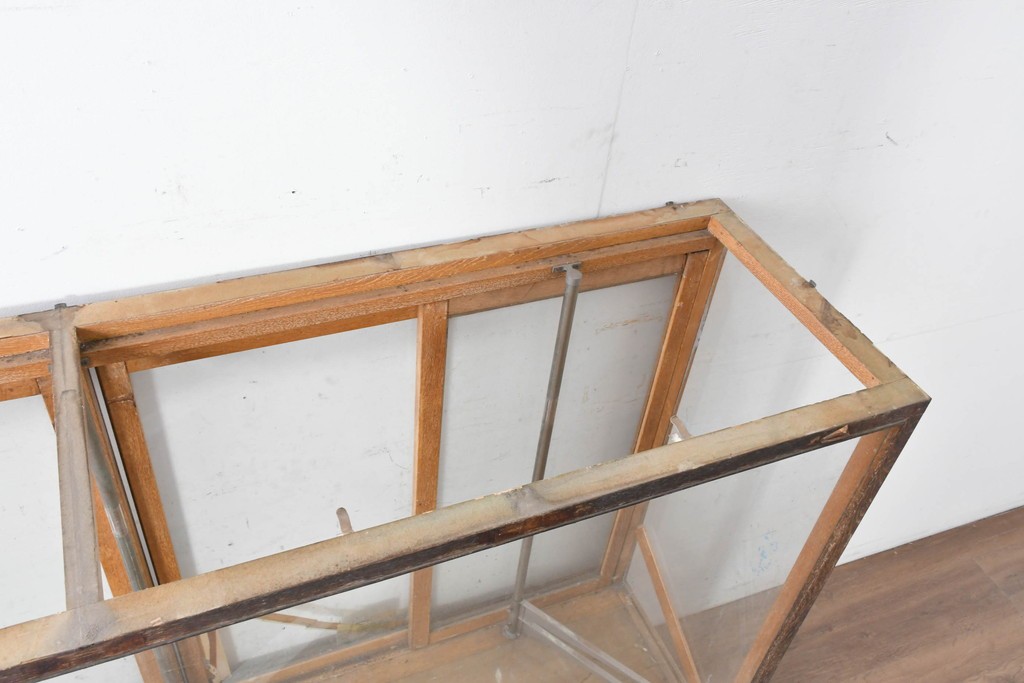 和製ヴィンテージ　広いガラス面でディスプレイが映えるガラスショーケース　(R-086751)