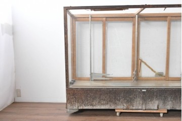 和製ヴィンテージ　広いガラス面でディスプレイが映えるガラスショーケース　(R-086751)