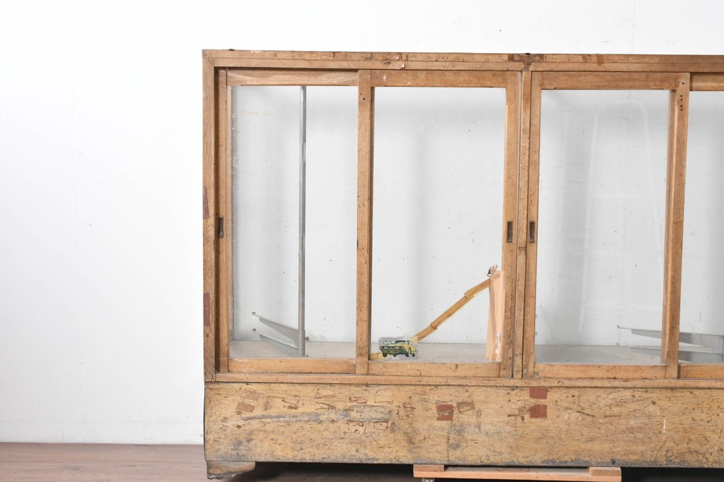 和製ヴィンテージ　広いガラス面でディスプレイが映えるガラスショーケース　(R-086751)