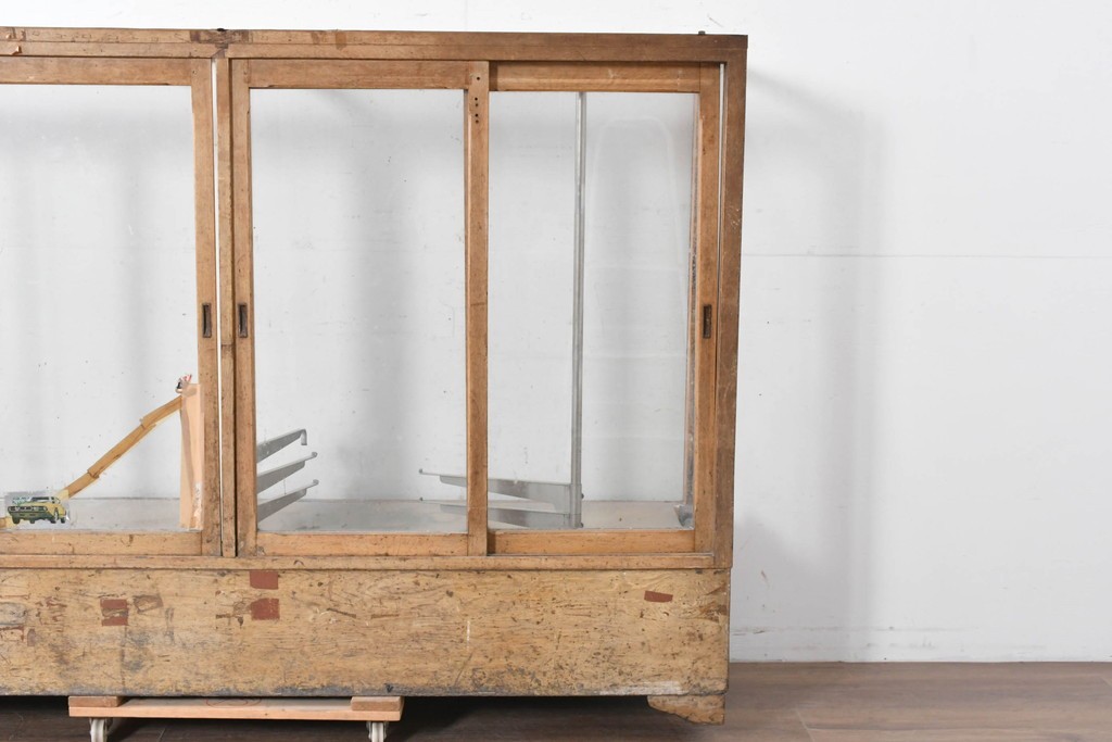 和製ヴィンテージ　広いガラス面でディスプレイが映えるガラスショーケース　(R-086751)