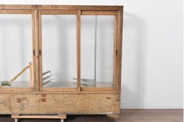 和製ヴィンテージ　広いガラス面でディスプレイが映えるガラスショーケース　(R-086751)