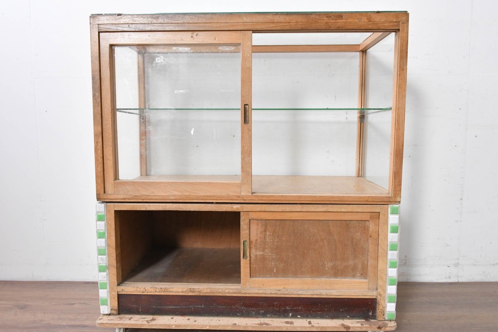 和製ヴィンテージ　希少な小振りサイズ! 　市松模様のタイルがレトロなたばこガラスケース　(R-086752)