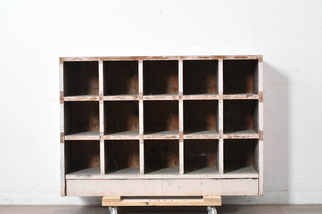 《ペイント仕上げ限定》　和製ヴィンテージ　小振りな15マス収納のシンプルなマス目棚　(R-086753)