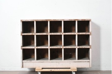 《ペイント仕上げ限定》　和製ヴィンテージ　小振りな15マス収納のシンプルなマス目棚　(R-086753)