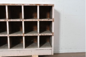 《ペイント仕上げ限定》　和製ヴィンテージ　小振りな15マス収納のシンプルなマス目棚　(R-086753)