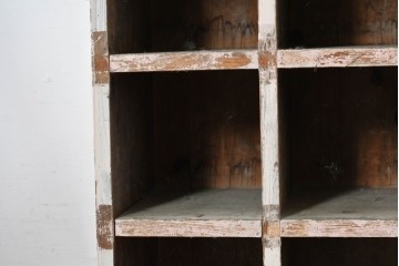 《ペイント仕上げ限定》　和製ヴィンテージ　小振りな15マス収納のシンプルなマス目棚　(R-086753)