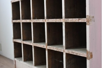 《ペイント仕上げ限定》　和製ヴィンテージ　小振りな15マス収納のシンプルなマス目棚　(R-086753)