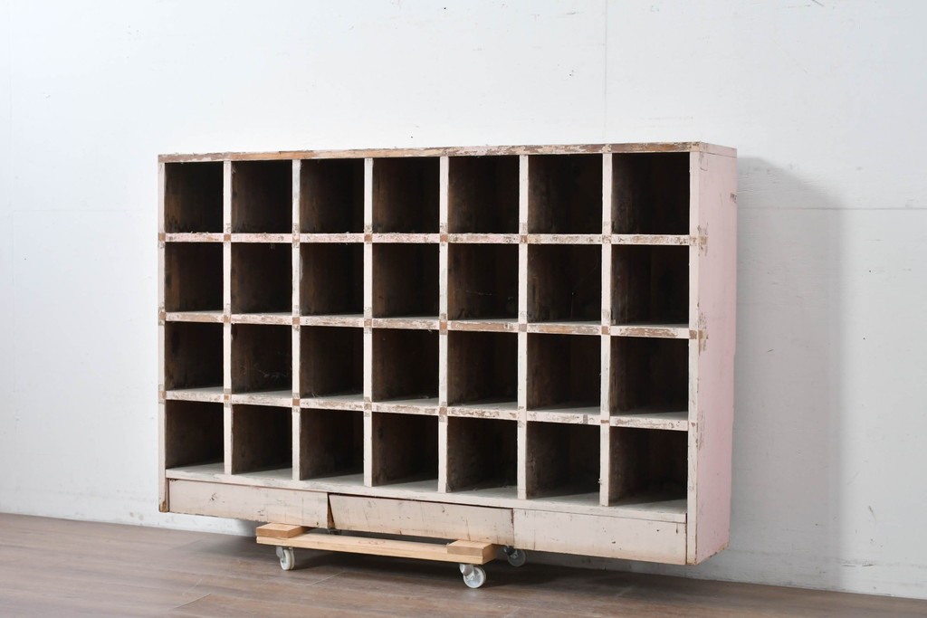 《ペイント仕上げ限定》　和製ヴィンテージ　小振りな28マス収納のシンプルなマス目棚　(R-086754)